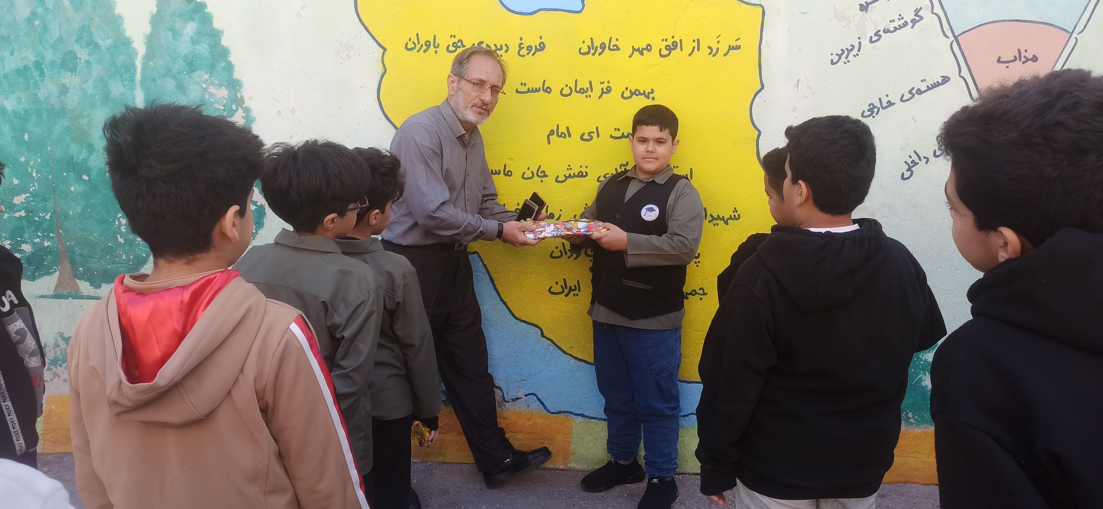 دبستان پسرانه دوره اول و دوم غیردولتی آیندگان