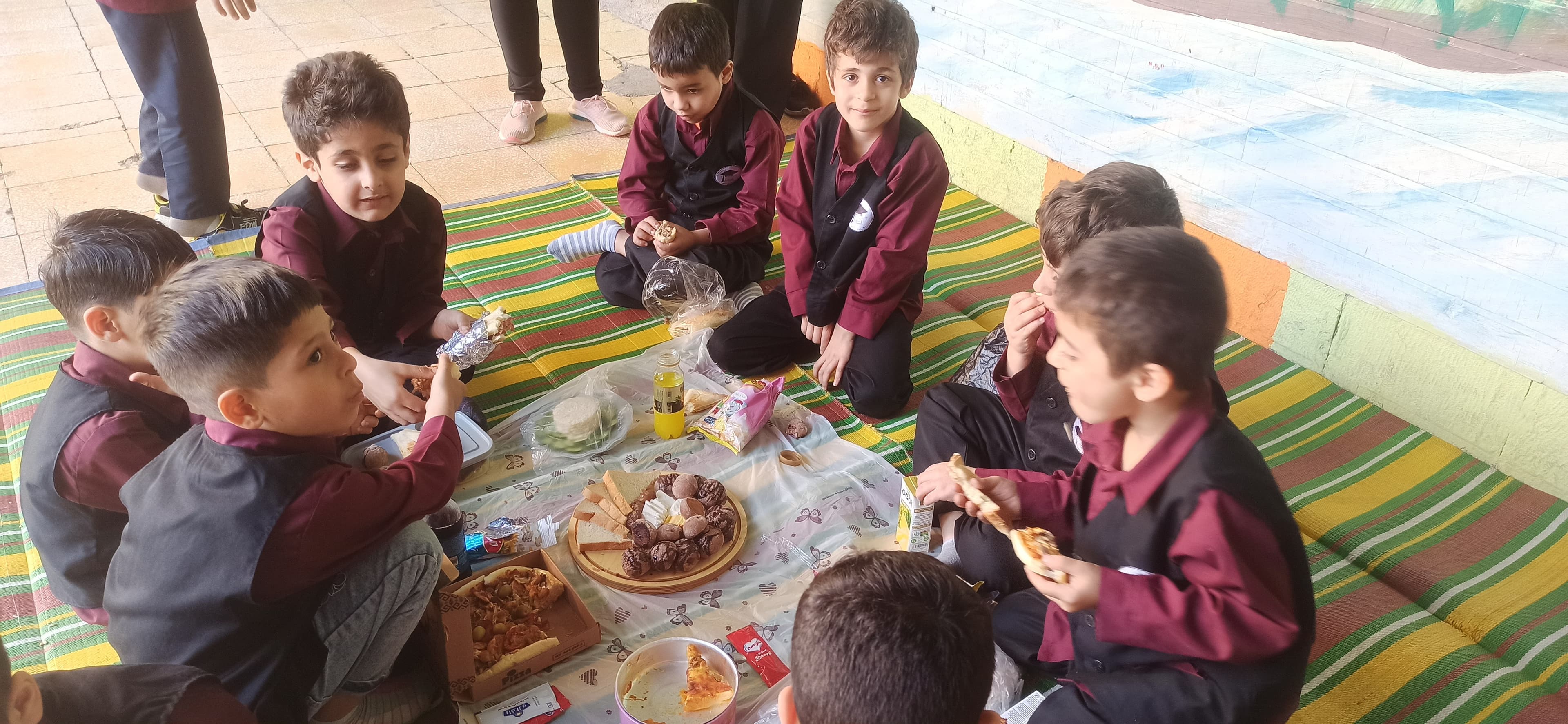 دبستان پسرانه دوره اول و دوم غیردولتی آیندگان