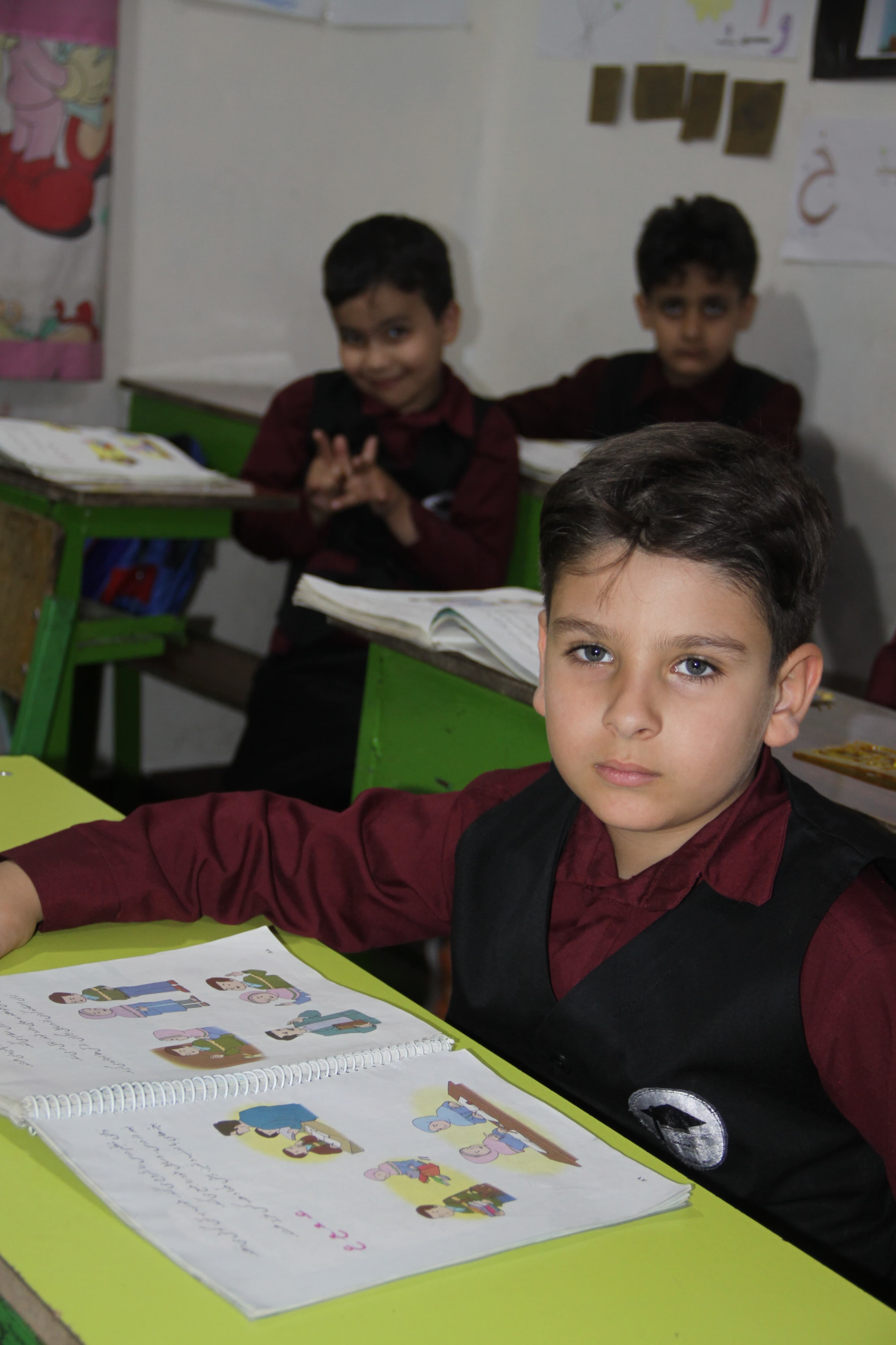 دبستان پسرانه دوره اول و دوم غیردولتی آیندگان